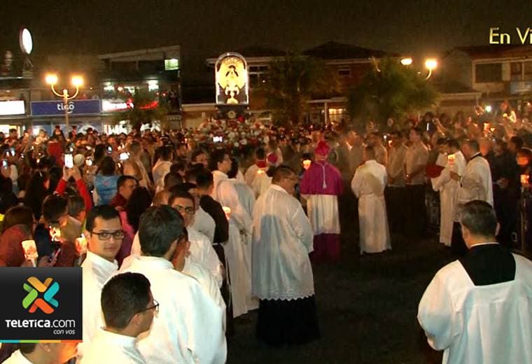 Esta noche se realiza el rosario de las luces en honor a la Virgen de Los Ángeles