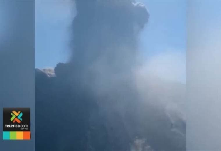 Paseo marítimo en Italia por poco se convierte en tragedia para turistas tras erupción volcánica