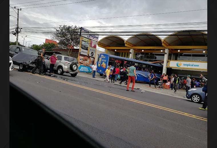 Autobús con al menos 30 adolescentes se estrella contra centro comercial en Tres Ríos