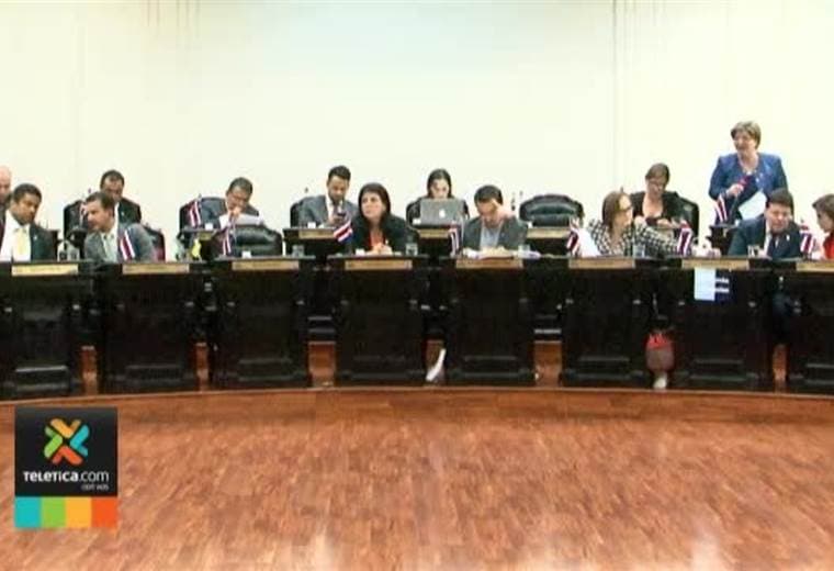 Proyecto que obligaría a alcaldes a pedir permiso sin goce salarial cuando busquen la reelección, recibe rechazo de alcaldías e intendencias.