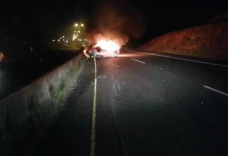 Video: Dos personas fallecidas tras vuelco e incendio de vehículo liviano en la ruta 27