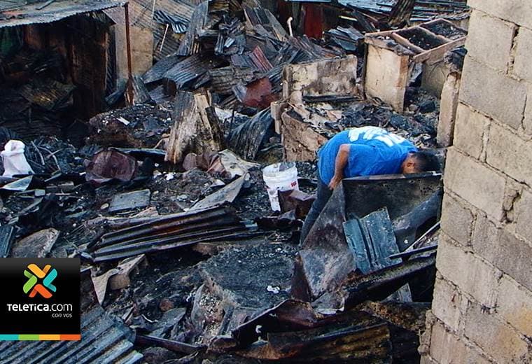 Entre cenizas y escombros familias afectadas por incendio en Barrio Cuba buscan sus pertenencias