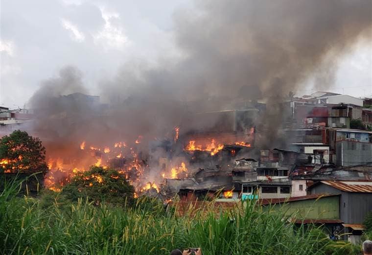 Varias viviendas se quemaron en Barrio Cuba