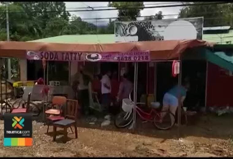 MOPT continúa con la limpieza de vías y zona afectada por el deslizamiento de Río Claro de Golfito