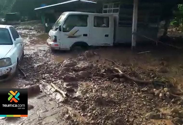 MOPT continúa con la limpieza de vías y zona afectada por el deslizamiento de Río Claro de Golfito