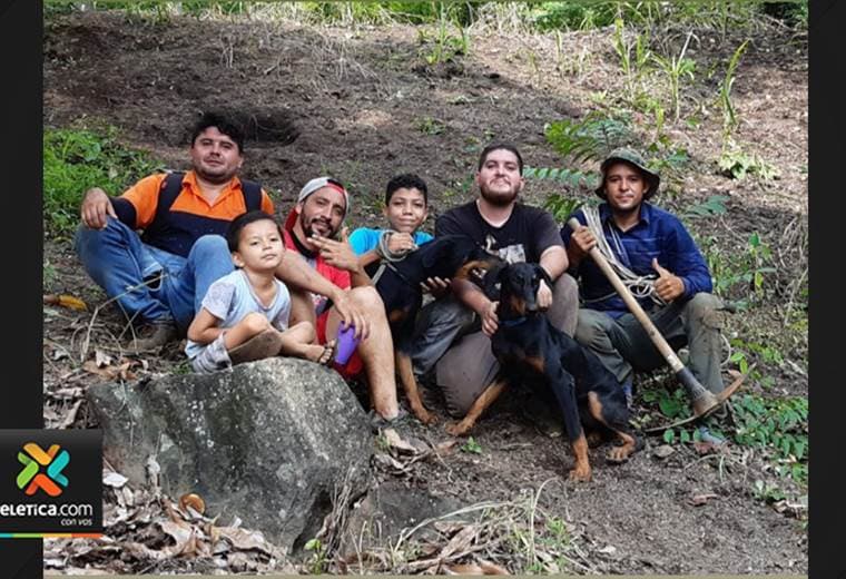 Ciudadanos rescatan dos perros en peligro en la cima de una montaña en Puntarenas