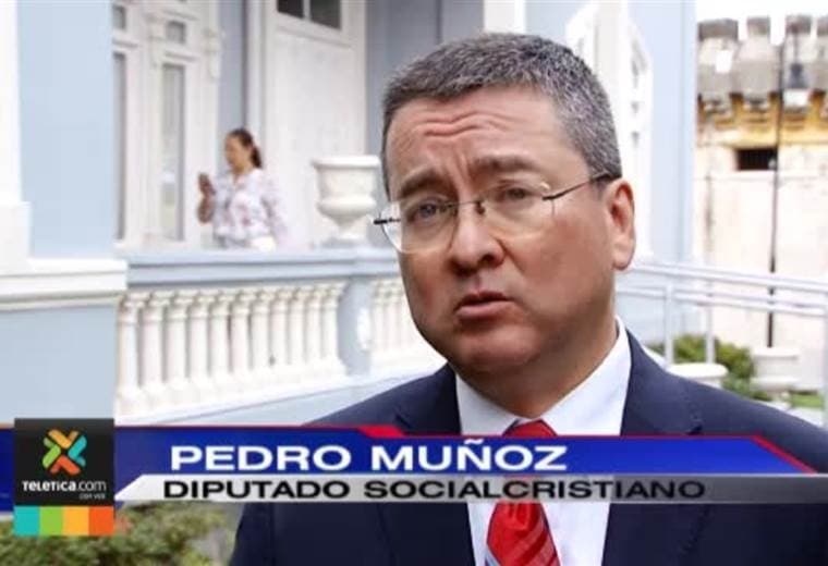 Pedro Muñoz insiste en rebajar salario a huelguistas desde el primer día