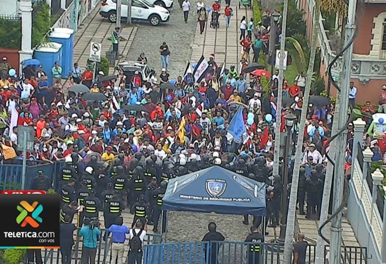 Manifestaciones en las afueras de Asamblea