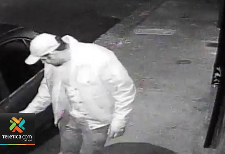 Sujeto usó llave machote para abrir y robar un carro estacionado en la calle en San José