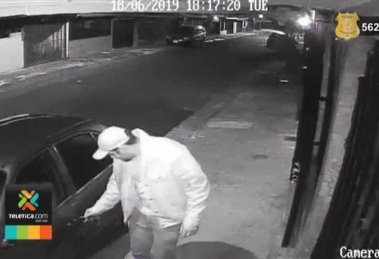 Sujeto usó llave machote para abrir y robar un carro estacionado en la calle en San José