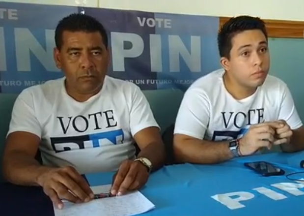 Jimmy Fonseca, candidato alcalde (derecha) junto a Diego Ramírez quien renunció