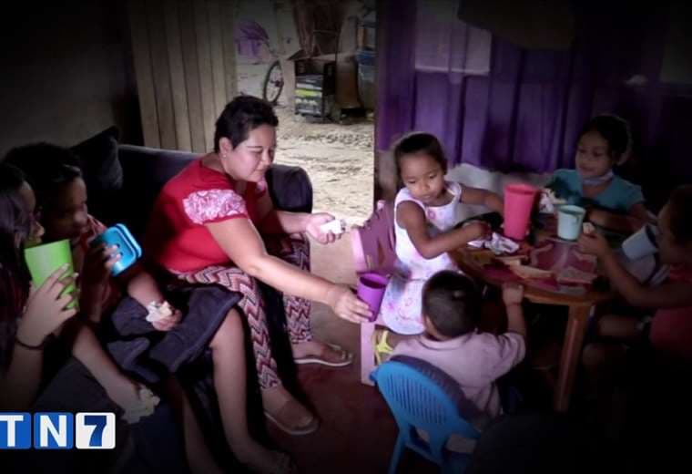 Madre con cáncer y su esposo velan por siete hijos en una pequeña casa