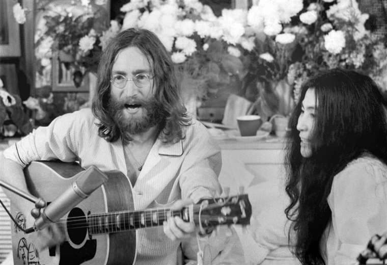 Encuentran y subastan guitarra de John Lennon que tocó en 'Help!'