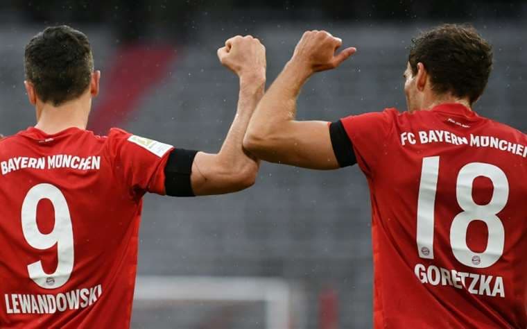 Leon Goretzka y Robert Lewandowski. AFP