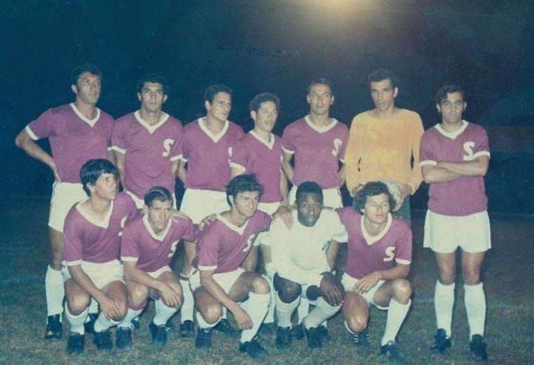 Pelé junto al Saprissa en 1972