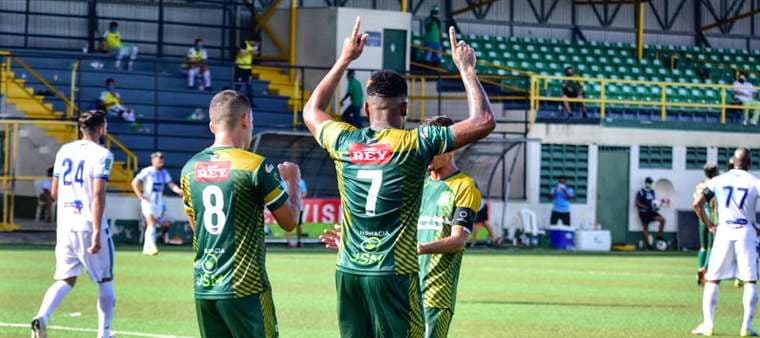 Andrey Francis y Marvin Esquivel. Prensa Limón