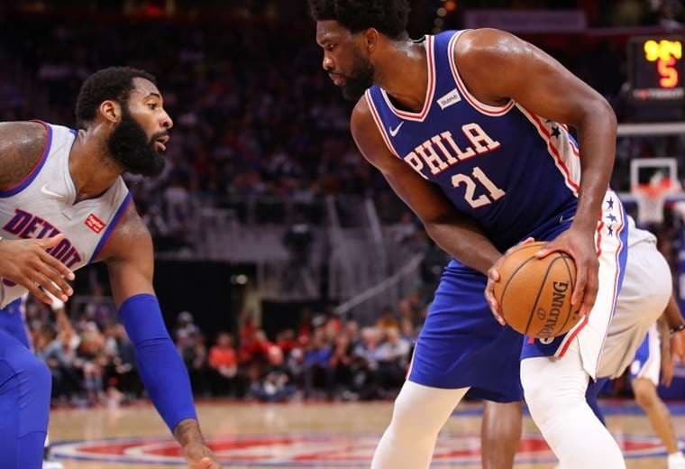 Joel Embiid de los Sixers. AFP