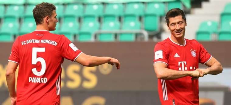 Benjamin Pavard y Robert Lewandowski. AFP