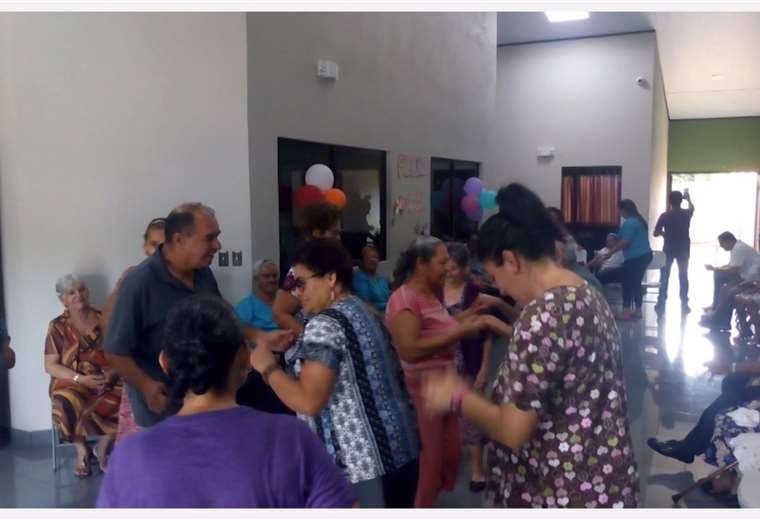 Eduardo apoya a adultos mayores de Esparza con premio de TCMS