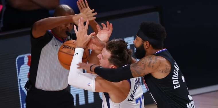 Luka Doncic y Marcus Morris, AFP