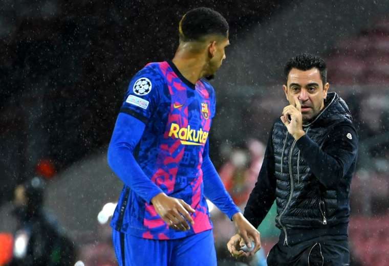 Xavi ilusionado por seguir en el Barça y en un proyecto que "no está acabado"