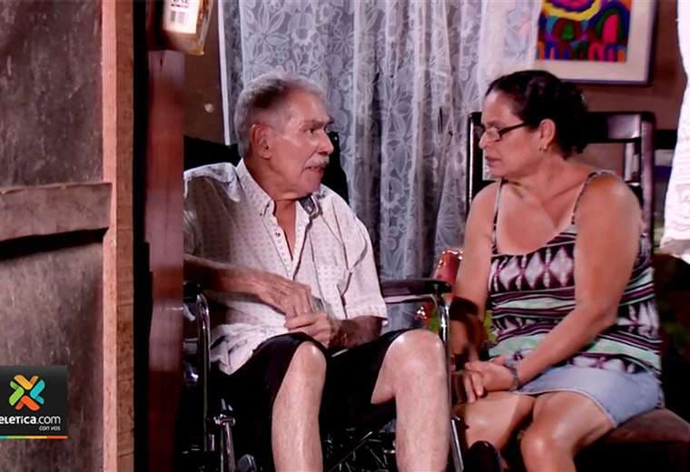 Pareja de adultos mayores comparte un amor incondicional en medio de muchas carencias