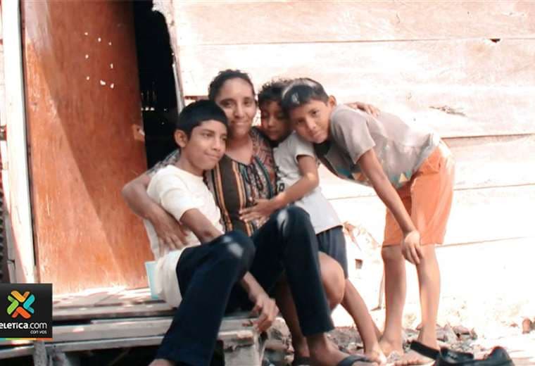 Madre que enviudó este año lucha por sus hijos en medio de la incertidumbre