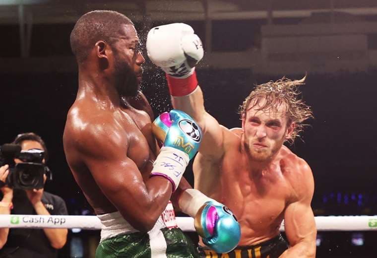 Floyd Mayweather y Logan Paul. AFP