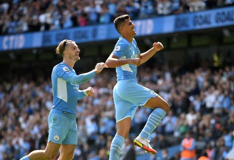 Rodrigo y Jack Grealish. AFP