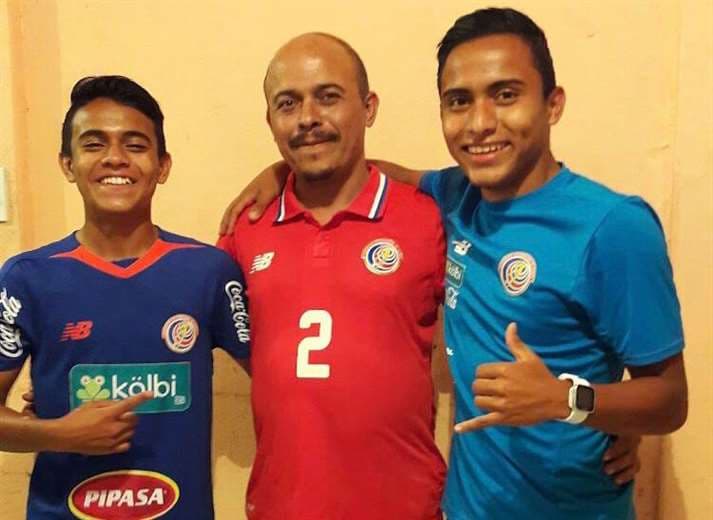 (De izq. a der.) Aarón Suárez, su padre Mauricio y su hermano Byron. Cortesía.