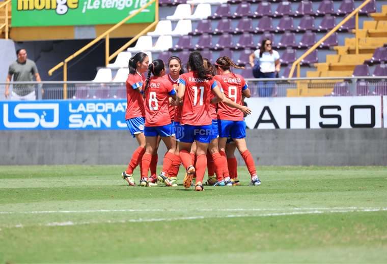 Sele Femenina ante Filipinas.