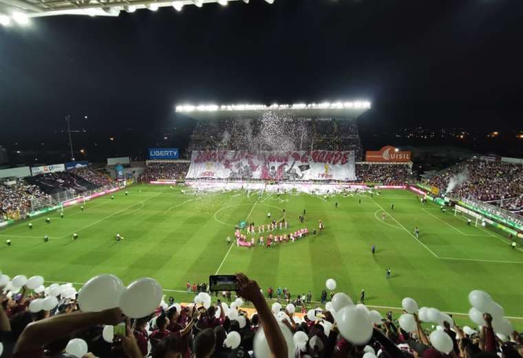 Salida de Saprissa y Herediano.