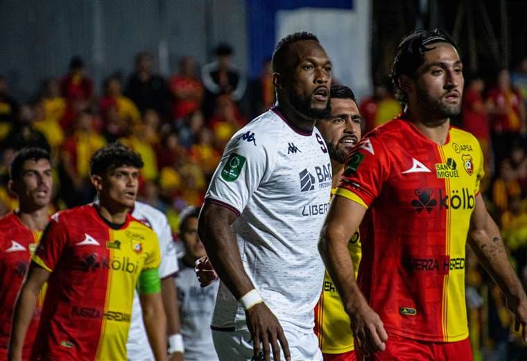 Kendall Waston. Saprissa