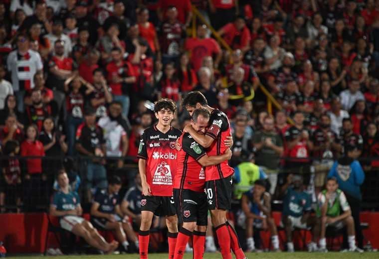 Despedida de Bryan Ruiz.