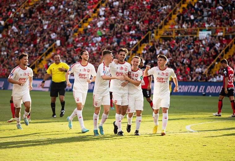 Despedida de Bryan Ruiz.