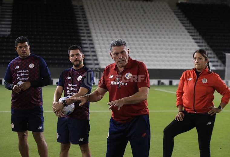 Ronald Gómez junto al cuerpo técnico de La Sele.