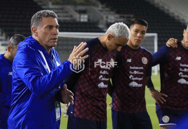 Luis Fernando Suárez junto a su cuerpo técnico de La Sele.