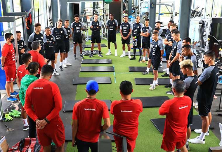 Luis Fernando Suárez junto a su cuerpo técnico de La Sele.