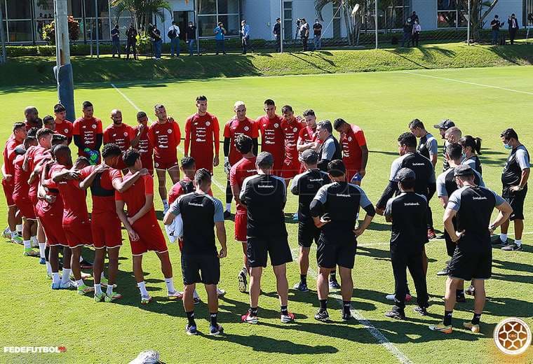 Luis Fernando Suárez junto a su cuerpo técnico de La Sele.