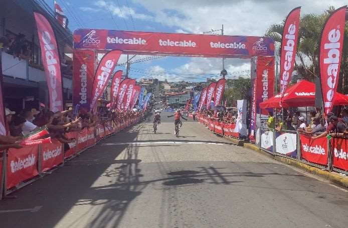 Sebastián Moya se dejó la sexta etapa que dejó líder a Marco Suesca.