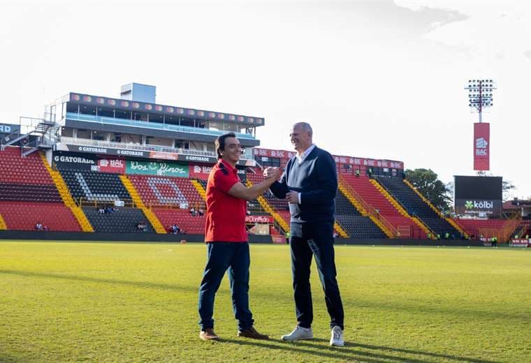 Alajuelense y Twente firman acuerdo de cooperación.