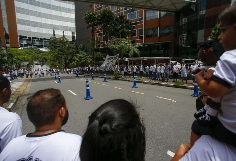 Aficionados se congregan para rezar por Pelé en clínica donde sigue hospitalizado.