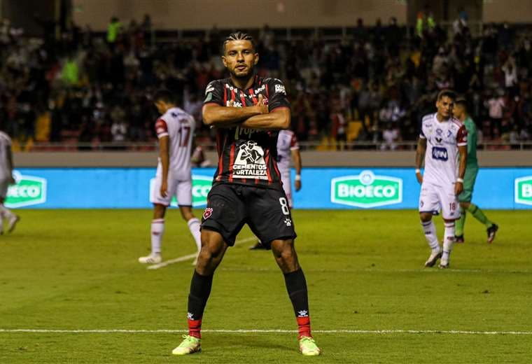Johan Venegas festeja su anotación ante Cartaginés. Foto: Prensa Alajuelense