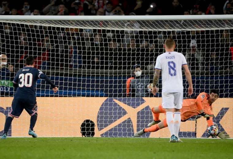 El belga Thibaut Courtois le detuvo un penal a Messi. Foto: AFP