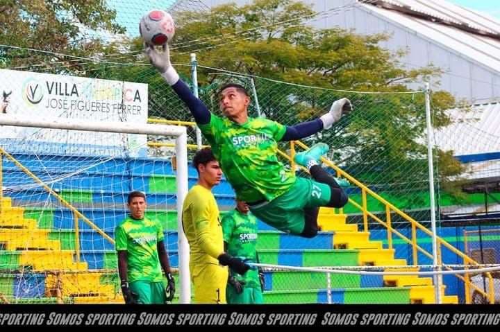 Adonis Pineda, portero de Sporting. Foto: Prensa Sporting