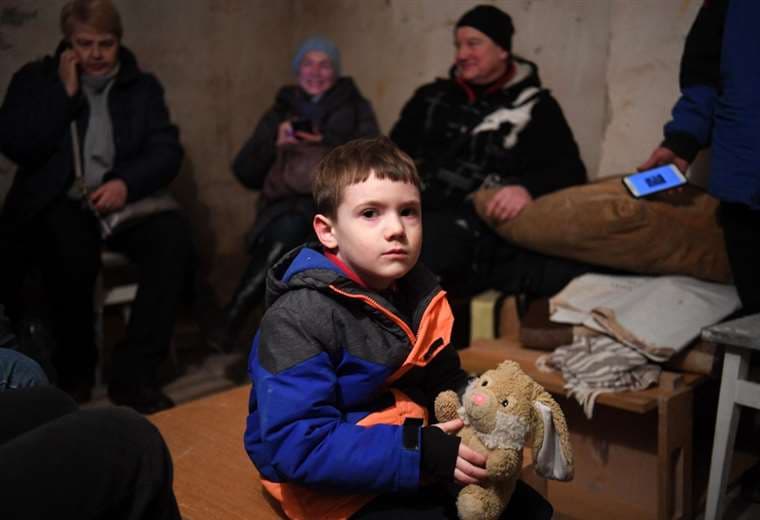 Mikhailo, de 5 años, es parte de los cientos de civiles refugiados en sótanos de Kiev. AFP