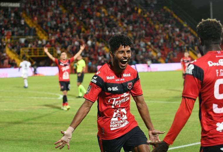 Johan Venegas marcó el primer gol ante Grecia. Foto: Prensa Alajuelense