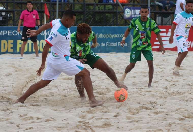Francis Palmer de Yunis Limón ante Freddy López, Matapalo. |Prensa Fútbol Playa