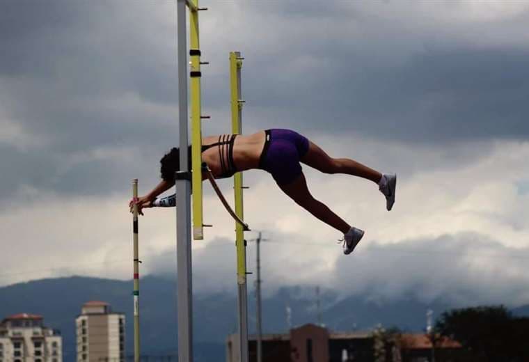 Vielka Arias impuso un nuevo récord nacional en Salto con pértiga. Foto: Fecoa