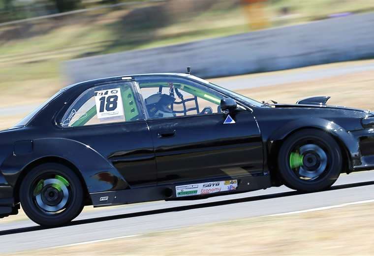 Esteban Jimenez ganador de la categoría GT. Armando Calderón